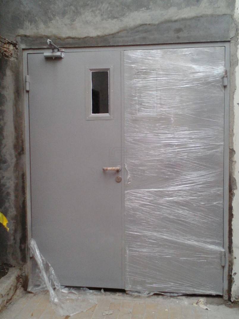 Pintu peredam suara untuk studio dan ruang meeting
